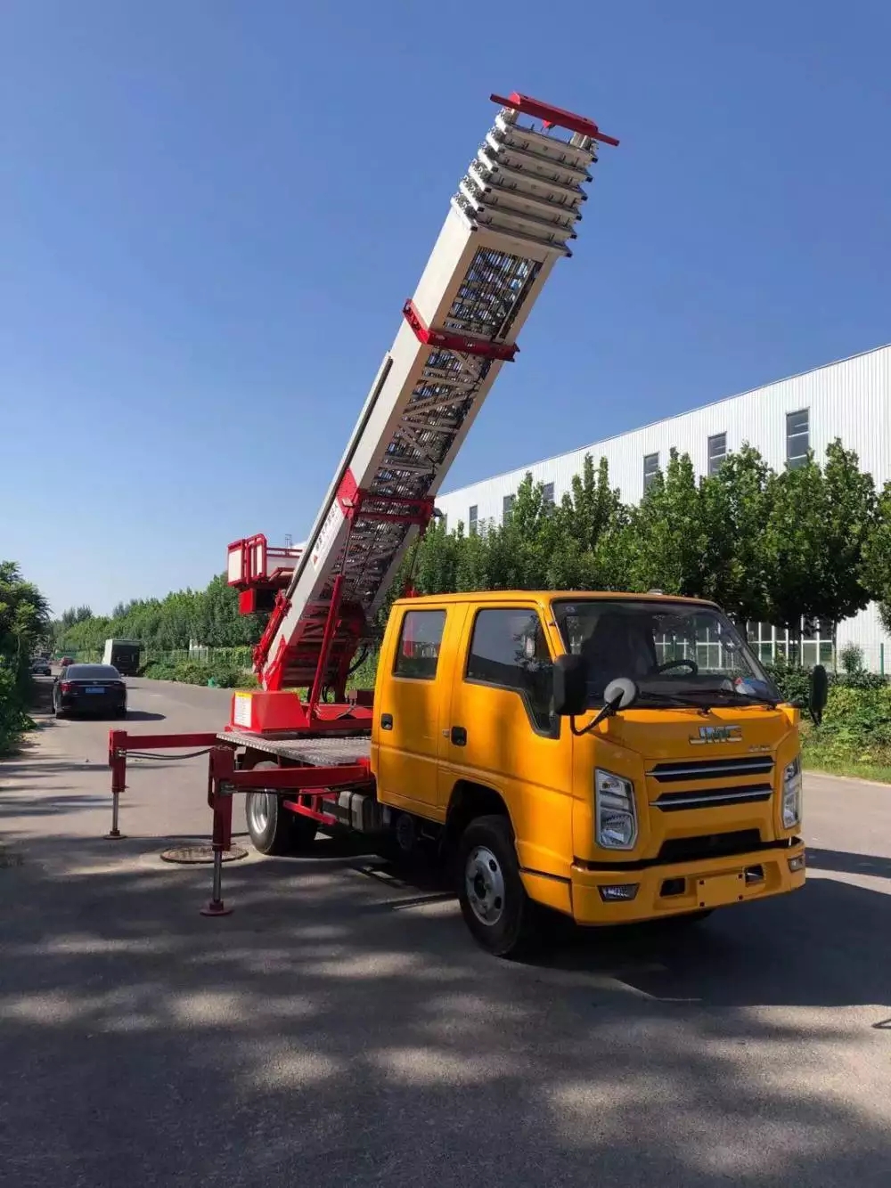 长沙附近的云梯车出租服务：轻松解决高空作业需求